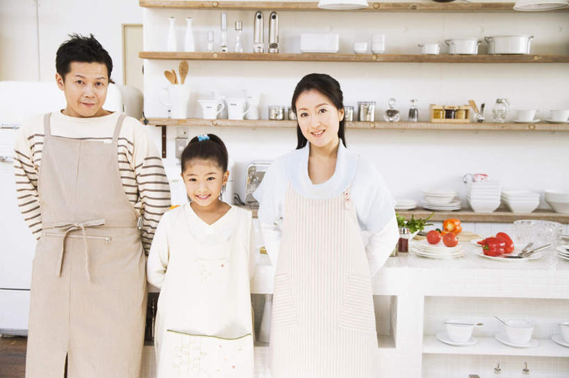 东方人,儿童,头发,三个人,家庭,夫妻,母亲,父亲,女儿,站,笑,微笑,露齿笑,横图,室内,白天,正面,爱情,纯洁,水,餐桌,厨房,柜子,桌子,蔬菜,西红柿,餐具,水果,亚洲,一排,服装,整齐,碟子,盘,水龙头,液体,墙,水滴,生菜,莴苣,调料,蔬菜沙拉,沙拉,调味品,浪漫,调味料,注视,休闲装,黄种人,色拉,沙律,墙壁,墙面,排列,一个,小孩,衣服,白色,黑色,盘子,橱柜,碟,碗,观察,看,站着,休闲,温暖,温馨,父女,母女,三口之家,一家人,休闲服,恩爱,父爱,可爱,母爱,童年,童趣,恋人,服饰,有机食品,绿色食品,单个,餐台,观看,色拉酱,和睦,察看,队列,关注,千岛酱,童真,烂漫,无邪,春菜,鹅仔菜,莴仔菜,千金菜,叶用莴苣,天真,男人,男性,年轻男性,年轻女性,女孩,女人,女性,亚洲人,孩子,年轻人,夫妇,情侣,樱桃番茄,圣女果,番茄,站立,半身,彩图,灶间,伴侣,融洽,女生