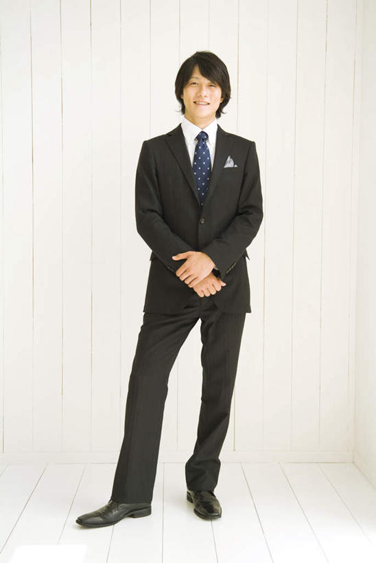 东方人,头发,一个人,商务人士,商务男性,站,笑,摸,微笑,露齿笑,竖图,室内,白天,白色背景,正面,衬衫,鞋子,亚洲,仅一个男性,仅一个人,一双,抚摸,套装,领带,注视,黄种人,仅一个年轻男性,黑色,观察,看,站着,摄影,影棚,观看,踮脚,察看,关注,商务装,工薪阶层,男人,男性,年轻男性,亚洲人,白领,上班族,触摸,接触,站立,彩图,全身,影棚拍摄,衬衣,皮鞋,拍摄