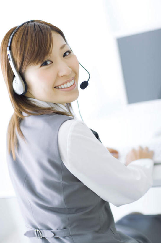 东方人,手,一个人,坐,笑,微笑,露齿笑,竖图,室外,白天,仰视,工作服,制服,电脑,显示器,鼠标,亚洲,仅一个年轻女性,仅一个女性,仅一个人,网络,话务员,黄种人,输入设备,通讯设备,耳机,耳麦,话筒,回头,手部,台式电脑,搭,戴着,麦克风,搭着,通信设备,输出设备,客服人员,电话销售,工作制服,年轻女性,女人,女性,亚洲人,接线员,坐着,半身,彩图,低角度拍摄,工作套服