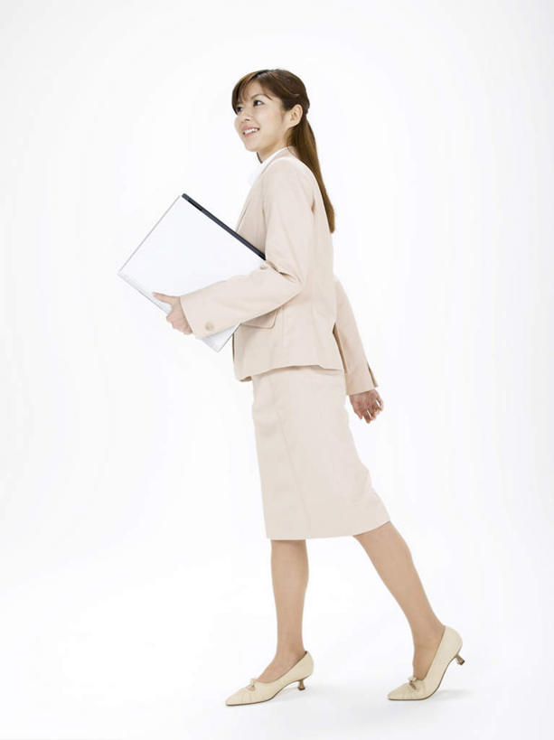 东方人,手,一个人,商务人士,商务女性,走,笑,微笑,露齿笑,竖图,室内,白天,白色背景,侧面,电脑,笔记本电脑,亚洲,仅一个年轻女性,仅一个女性,仅一个人,握,套装,网络,夹,拿,拿着,黄种人,通讯设备,一个,白色,手部,握着,摄影,影棚,单个,无线,夹着,通信设备,商务装,无线网络,无线上网,便携式电脑,工薪阶层,手提电脑,年轻女性,女人,女性,亚洲人,白领,上班族,步行,散步,走路,彩图,全身,影棚拍摄,拍摄