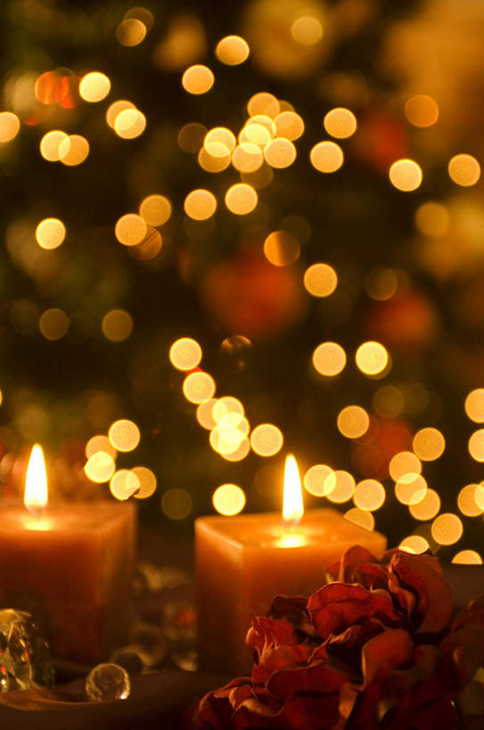 无人,竖图,室内,特写,夜晚,正面,圣诞节,两根,许多,节日,朦胧,模糊,庆祝,装饰,光线,光泽,火焰,烛光,光芒,燃烧,文化,花瓣,点燃,庆典,闪耀,纪念,华丽,修饰,点缀,烛,闪烁,光辉,衬托,美观,雅致,雅观,毫光,彩图