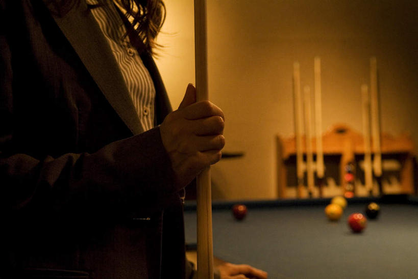 东方人,一个人,横图,室内,特写,夜晚,侧面,西装,台球,亚洲,仅一个年轻女性,仅一个女性,仅一个人,许多,握,套装,正装,球杆,拿,拿着,职业装,黄种人,黄色,红色,黑色,握着,桌球,年轻女性,女人,女性,亚洲人,长发,半身,彩图