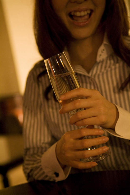 葡萄酒,东方人,笑,微笑,露齿笑,竖图,室内,夜晚,正面,奢侈,快乐,亚洲,握,一杯,浪漫,拿,红酒瓶,拿着,黄种人,玻璃制品,酒,酒瓶,饮料,玻璃瓶,瓶子,香槟,诱惑,握着,气泡酒,起泡酒,汽酒,亚洲人,半身,彩图,高兴,欢笑