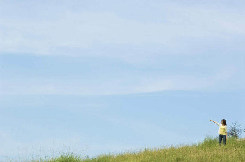 东方人,一个人,站,横图,室外,白天,仰视,旅游,度假,草地,草坪,美景,植物,亚洲,仅一个年轻女性,仅一个女性,仅一个人,指,景观,云,云朵,云彩,黄种人,娱乐,草,蓝色,绿色,白云,蓝天,天空,自然,天,站着,享受,休闲,景色,放松,晴朗,指着,自然风光,年轻女性,女人,女性,亚洲人,晴空,站立,半身,彩图,低角度拍摄