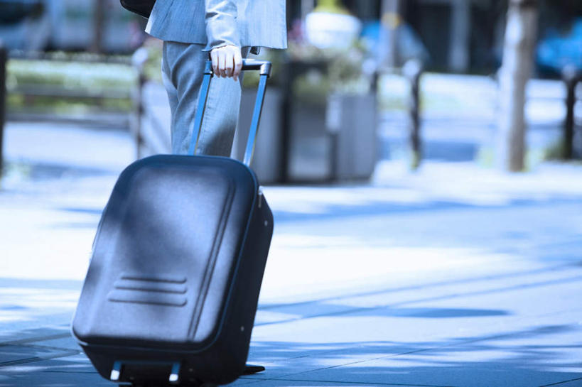 东方人,一个人,商务人士,商务女性,走,拉,横图,室外,白天,正面,人行横道,亚洲,仅一个年轻女性,仅一个女性,仅一个人,握,阴影,套装,光线,拉杆箱,旅行箱,影子,人行道,黄种人,一个,黑色,阳光,行李箱,箱子,握着,单个,出差,拉着,人行横道线,商务装,工薪阶层,年轻女性,女人,女性,亚洲人,白领,上班族,斑马线,步行,散步,走路,半身,彩图,旅行