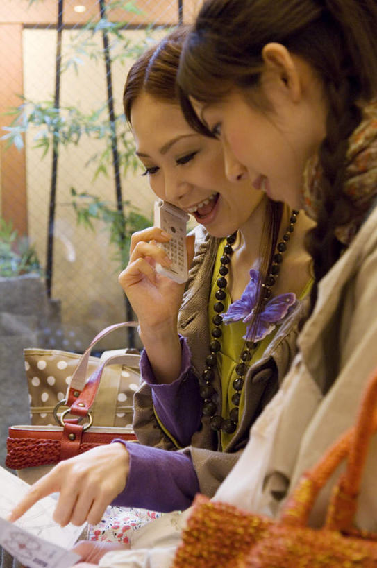 东方人,两个人,伙伴,朋友,站,打电话,横图,室内,白天,正面,友谊,电话,手机,亚洲,指,材料,档案,文件,拿,拿着,黄种人,方向,通讯设备,资料,手势,站着,指向,食指,文档,交流,友情,年轻女性,女人,女性,亚洲人,沟通,通话,站立,半身,彩图