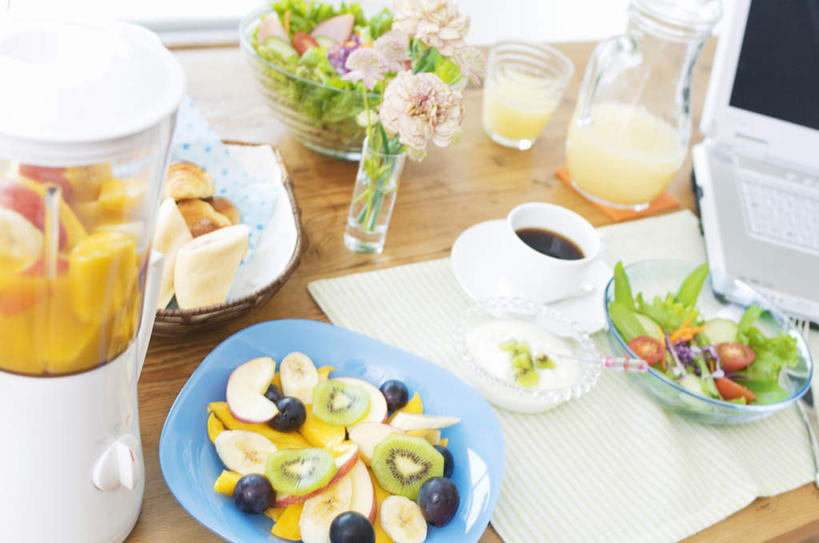 果汁,无人,横图,俯视,室内,白天,桌子,康乃馨,苹果,猕猴桃,葡萄,蔬菜,西红柿,杯子,餐具,水果,叶子,一堆,许多,堆叠,堆积,新鲜,碟子,盘,生菜,莴苣,生食,蔬菜沙拉,沙拉,食品,果实,绿叶,色拉,沙律,玻璃制品,食物,盘子,水杯,碟,嫩叶,有机食品,绿色食品,色拉酱,堆,千岛酱,春菜,鹅仔菜,莴仔菜,千金菜,叶用莴苣,麝香石竹,石竹,香石竹,叶,叶片,玻璃杯,山葫芦,奇异果,蒲桃,猕猴梨,草龙珠,番茄,彩图,高角度拍摄,果汁机