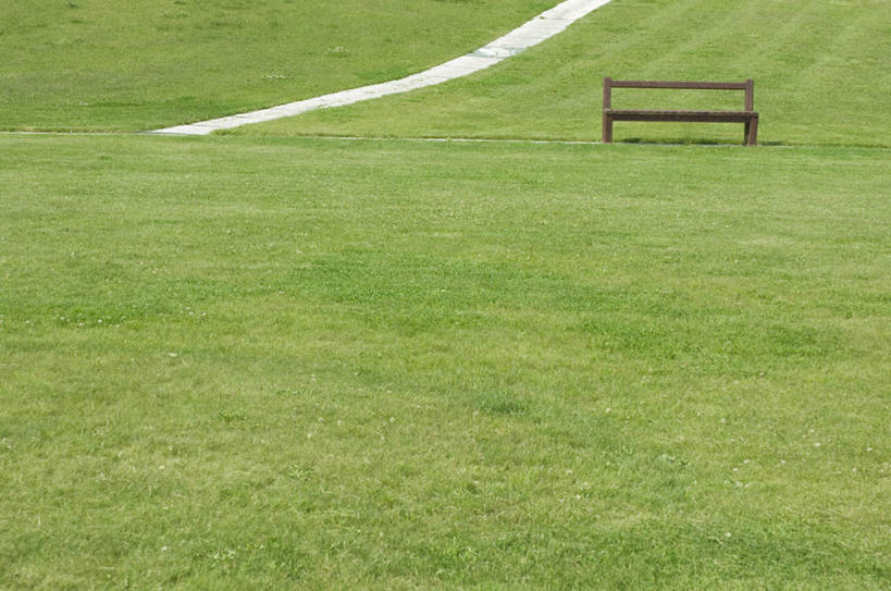 横图,俯视,室外,白天,旅游,度假,草地,草坪,美景,植物,道路,路,椅子,一张,阴影,光线,影子,木椅,躺椅,景观,小路,交通,娱乐,草,绿色,阳光,自然,享受,休闲,景色,放松,乡间小路,自然风光,彩图,高角度拍摄