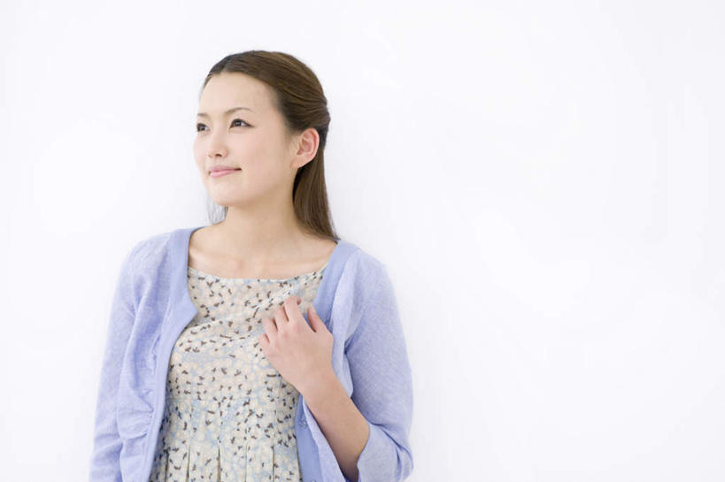 东方人,一个人,站,举,笑,微笑,横图,室内,白天,白色背景,正面,亚洲,仅一个年轻女性,仅一个女性,仅一个人,阴影,服装,光线,影子,扭头,注视,休闲装,黄种人,衣服,蓝色,阳光,观察,看,托,站着,转头,休闲,休闲服,摄影,服饰,影棚,观看,察看,关注,年轻女性,女人,女性,亚洲人,举起,举手,举着,抬头,向上举,向上伸,向上托,仰头,站立,半身,彩图,影棚拍摄,拍摄