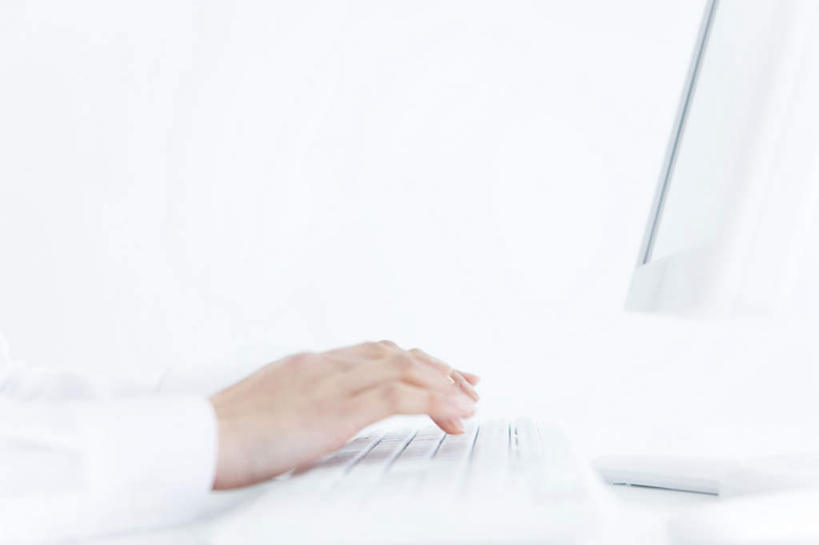 东方人,手,一个人,商务人士,商务女性,横图,室内,白天,白色背景,侧面,电脑,笔记本电脑,亚洲,仅一个年轻女性,仅一个女性,仅一个人,套装,网络,黄种人,通讯设备,按,手部,搭,摄影,影棚,无线,搭着,通信设备,商务装,无线网络,无线上网,便携式电脑,工薪阶层,手提电脑,年轻女性,女人,女性,亚洲人,白领,上班族,半身,彩图,影棚拍摄,拍摄