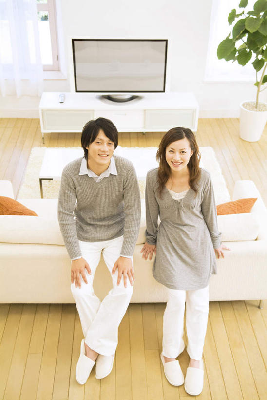 东方人,家庭,夫妻,家,客厅,坐,笑,微笑,露齿笑,竖图,俯视,室内,白天,爱情,植物,别墅,窗户,窗帘,地板,地毯,家具,落地窗,沙发,装修,桌子,建筑,电视,欧式,亚洲,环保,装饰,盆栽,房屋,墙,屋子,公寓,盆景,地面,豪华,浪漫,注视,黄种人,建设,现代,装潢,洋房,楼房,木地板,玻璃窗,墙壁,墙面,住宅,绿色,自然,室内装潢,液晶电视,看,温暖,温馨,一家人,恩爱,清晰,恋人,轻薄,生长,成长,明亮,回收,和睦,资源,起居室,舒适,家居装潢,关注,彩电,房屋设计,地中海风格,古典风格,简约风格,布艺沙发,利用,室内设计,便携,低碳,宽敞,循环,样板房装潢,彩色电视机,男人,男性,年轻男性,年轻女性,女人,女性,亚洲人,年轻人,夫妇,情侣,设计,电视机,抬头,仰头,坐着,彩图,高角度拍摄,全身,房子,伴侣,融洽,高清