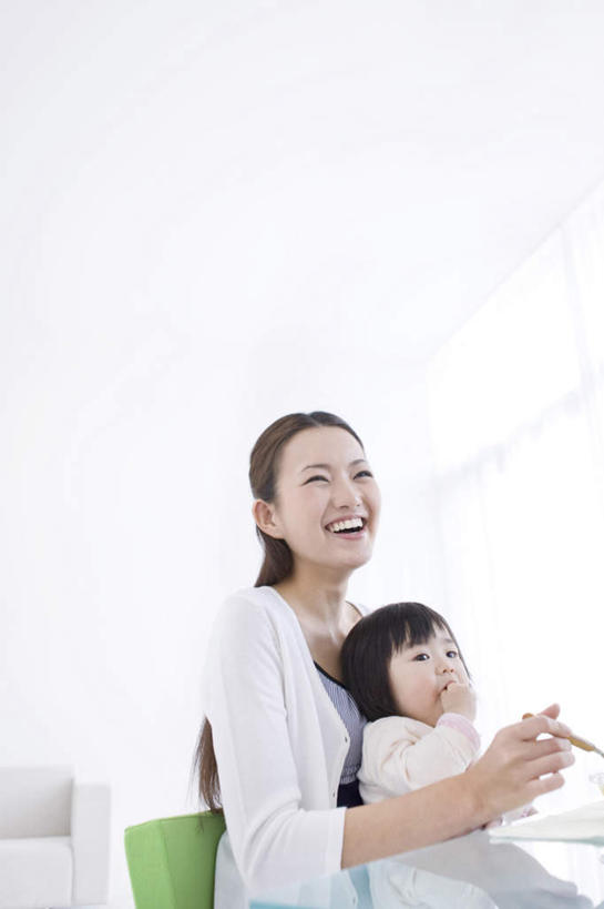 东方人,儿童,家庭,母亲,女儿,客厅,坐,举,抱,笑,微笑,露齿笑,竖图,室内,白天,侧面,纯洁,沙发,桌子,椅子,亚洲,握,勺子,墙,拿,拿着,黄种人,墙壁,墙面,小孩,调羹,汤匙,托,温暖,温馨,母女,一家人,可爱,母爱,童年,童趣,握着,抱着,和睦,起居室,搂着,布艺沙发,童真,烂漫,无邪,天真,年轻女性,女孩,女人,女性,亚洲人,孩子,年轻人,怀抱,举起,举手,举着,搂,搂抱,相抱,向上举,向上伸,向上托,拥抱,坐着,半身,彩图,融洽,女生