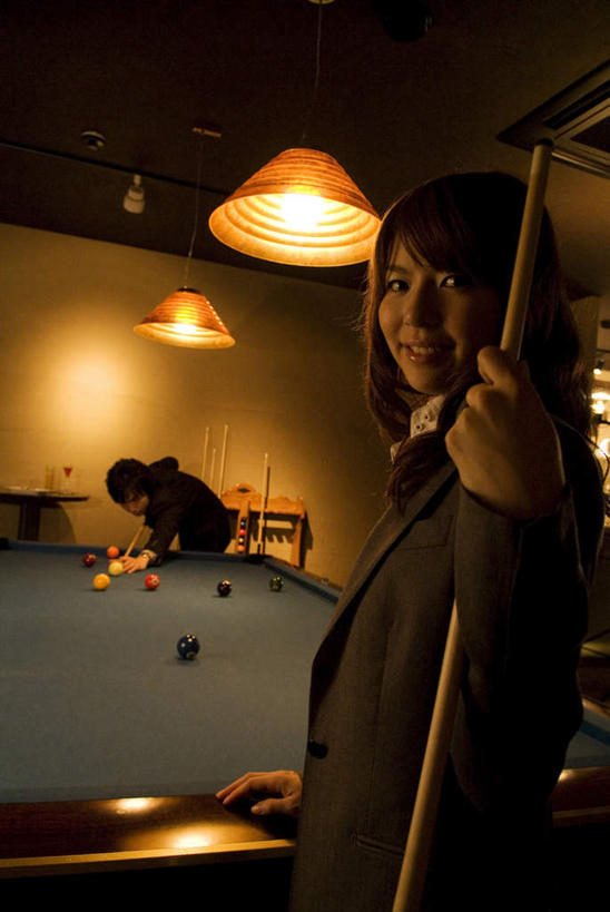 东方人,两个人,夫妻,伙伴,朋友,站,笑,微笑,露齿笑,竖图,室内,夜晚,侧面,爱情,友谊,台球,天花板,照明,亚洲,握,撞球,阴影,光线,球杆,影子,墙,灯光,浪漫,拿,拿着,注视,黄种人,运动器械,顶灯,墙壁,墙面,彩球,灯,灯具,观察,看,站着,健身器械,恩爱,握着,恋人,观看,照亮,察看,台球桌,照明设备,关注,健身器材,斯诺克,斯诺克球,斯诺克台球,友情,桌球,男人,男性,年轻男性,年轻女性,女人,女性,亚洲人,夫妇,情侣,站立,半身,彩图,伴侣,运动器材