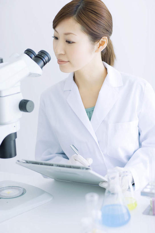 东方人,一个人,技术人员,坐,竖图,室内,白天,白色背景,正面,仪器,桌子,亚洲,仅一个年轻女性,仅一个女性,仅一个人,握,写,检查,反射,分析,科学,材料,档案,文件,显微镜,拿,拿着,注视,黄种人,资料,观察,看,清晰,探索,握着,摄影,影棚,放大,观看,仔细,一台,透镜,察看,凸透镜,聚焦,关注,文档,光学,清楚,年轻女性,女人,女性,亚洲人,技术员,坐着,半身,彩图,影棚拍摄,拍摄
