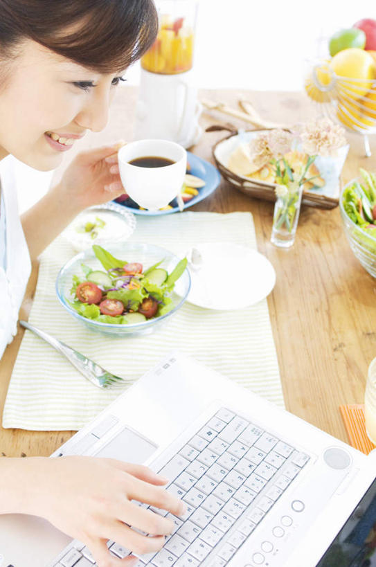 东方人,一个人,坐,举,笑,微笑,露齿笑,竖图,俯视,室内,白天,电脑,笔记本电脑,桌子,柑橘,柠檬,黄瓜,蔬菜,西红柿,杯子,餐具,水果,亚洲,仅一个年轻女性,仅一个女性,仅一个人,一堆,许多,握,堆叠,堆积,新鲜,网络,瓷器,碟子,盘,生菜,莴苣,生食,蔬菜沙拉,沙拉,食品,果实,咖啡杯,陶瓷制品,拿,拿着,黄种人,通讯设备,色拉,沙律,食物,盘子,碟,托,握着,有机食品,绿色食品,色拉酱,堆,无线,千岛酱,瓷杯,通信设备,无线网络,无线上网,便携式电脑,春菜,鹅仔菜,莴仔菜,千金菜,叶用莴苣,手提电脑,年轻女性,女人,女性,亚洲人,益母果,柠果,橘子,桔子,橙子,橙,青瓜,胡瓜,番茄,举起,举手,举着,向上举,向上伸,向上托,坐着,半身,彩图,高角度拍摄,果汁机