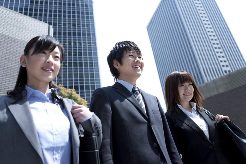 东方人,三个人,同事,商务人士,商务男性,商务女性,高楼大厦,站,笑,微笑,露齿笑,横图,室外,白天,仰视,衬衫,度假,成功,合作,团队,集体,信心,美景,城市风光,标志建筑,城市,大厦,地标,建筑,摩天大楼,亚洲,套装,包,公文包,景观,注视,黄种人,娱乐,建设,队伍,蓝色,蓝天,天空,天,观察,看,站着,享受,休闲,景色,放松,晴朗,公事包,观看,察看,领导,成就,关注,商务装,合伙,领袖,工薪阶层,万里无云,男人,男性,年轻男性,年轻女性,女人,女性,亚洲人,白领,上班族,晴空,晴空万里,站立,半身,彩图,低角度拍摄,衬衣,大楼,高层建筑,高楼,摩天楼