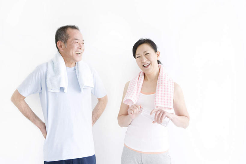 东方人,中年人,家庭,夫妻,站,举,笑,微笑,露齿笑,横图,室内,白天,白色背景,正面,爱情,亚洲,握,浪漫,拿,拿着,注视,黄种人,手叉腰,瓶子,塑料制品,毛巾,矿泉水,叉腰,观察,看,托,站着,温暖,温馨,一家人,塑料瓶,恩爱,握着,恋人,摄影,影棚,观看,和睦,察看,双手叉腰,关注,男人,男性,女人,女性,中年男性,中年女性,亚洲人,夫妇,情侣,举起,举手,举着,向上举,向上伸,向上托,站立,半身,彩图,影棚拍摄,拍摄,伴侣,融洽