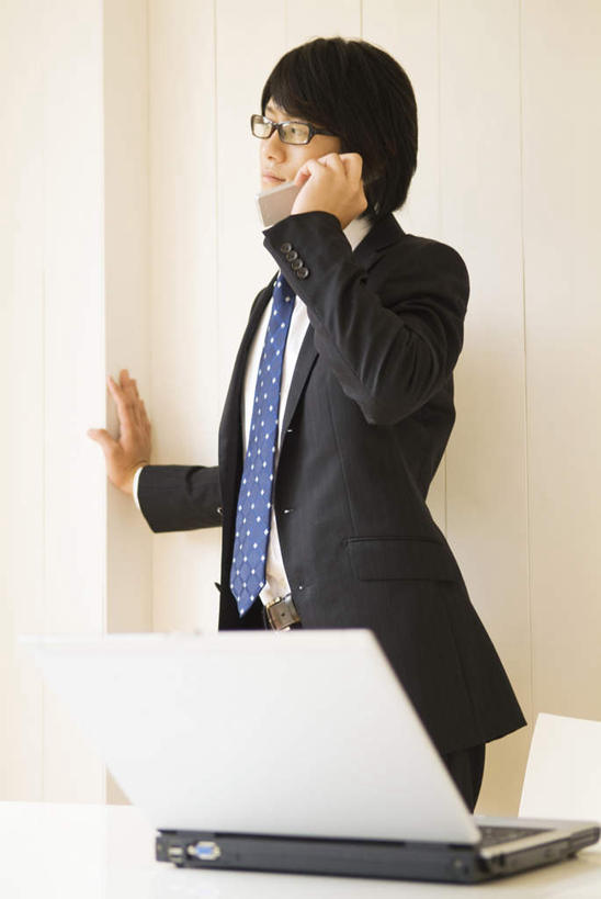 东方人,一个人,商务人士,商务男性,办公室,站,举,打电话,竖图,室内,白天,侧面,衬衫,电脑,笔记本电脑,桌子,电话,手机,亚洲,仅一个男性,仅一个人,握,套装,网络,眼镜,墙,领带,拿,拿着,注视,黄种人,通讯设备,墙壁,墙面,仅一个年轻男性,观察,看,靠,靠着,托,站着,握着,观看,察看,无线,关注,通信设备,商务装,无线网络,近视眼镜,无线上网,便携式电脑,工薪阶层,交流,手提电脑,年轻男性,亚洲人,年轻人,白领,上班族,沟通,举起,举手,举着,通话,向上举,向上伸,向上托,站立,半身,彩图,衬衣