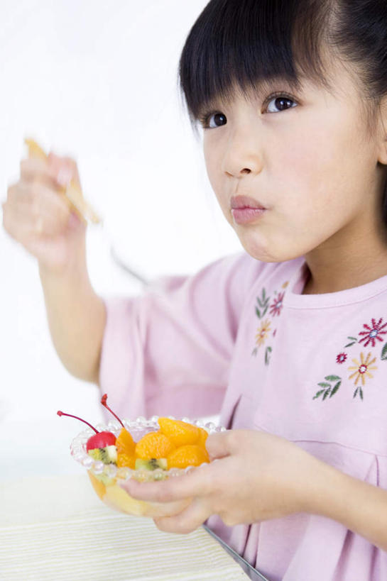 东方人,儿童,嘴,一个人,坐,举,竖图,室内,白天,侧面,纯洁,桌子,柑橘,猕猴桃,樱桃,玻璃,亚洲,仅一个女性,仅一个人,握,勺子,拿,拿着,注视,黄种人,玻璃制品,小孩,调羹,汤匙,碗,嘟嘴,观察,看,托,仅一个小孩,撅嘴,可爱,童年,童趣,握着,观看,察看,关注,童真,烂漫,无邪,天真,女孩,女人,女性,亚洲人,孩子,嘴巴,嘴唇,樱珠,莺桃,英桃,楔桃,奇异果,牛桃,猕猴梨,橘子,桔子,荆桃,橙子,橙,举起,举手,举着,向上举,向上伸,向上托,坐着,半身,彩图,女生