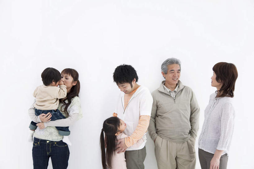 东方人,儿童,老年人,夫妻,母亲,父亲,女儿,儿子,祖母,祖父,三代同堂,站,抱,笑,摸,微笑,露齿笑,横图,室内,白天,白色背景,正面,爱情,纯洁,亚洲,抚摸,墙,浪漫,注视,黄种人,祖孙三代,相视,墙壁,墙面,小孩,观察,看,站着,温暖,温馨,父女,父子,母女,母子,面对面,恩爱,父爱,可爱,母爱,童年,童趣,恋人,摄影,影棚,奶奶,爷爷,抱着,观看,祖孙,对视,和睦,察看,搂着,关注,相对,童真,烂漫,无邪,外婆,外孙女,外祖母,外公,外祖父,外孙,相看,外孙子,天真,老年男性,老年女性,男孩,男人,男性,年轻男性,年轻女性,女孩,女人,女性,亚洲人,孩子,年轻人,夫妇,情侣,全家福,孙女,孙子,触摸,怀抱,接触,搂,搂抱,相抱,拥抱,站立,半身,彩图,影棚拍摄,拍摄,伴侣,融洽,男生,女生,爸爸,多代同堂,妈妈