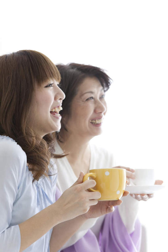 东方人,两个人,家庭,母亲,女儿,坐,举,笑,微笑,露齿笑,竖图,室内,白天,白色背景,侧面,杯子,餐具,亚洲,握,瓷器,碟子,盘,咖啡杯,陶瓷制品,拿,拿着,注视,黄种人,盘子,碟,观察,看,托,温暖,温馨,母女,一家人,母爱,握着,摄影,影棚,观看,和睦,察看,关注,瓷杯,年轻女性,女人,女性,中年女性,亚洲人,举起,举手,举着,向上举,向上伸,向上托,坐着,半身,彩图,影棚拍摄,拍摄,融洽