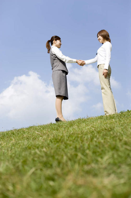 东方人,两个人,伙伴,朋友,商务人士,商务女性,站,握手,竖图,室外,白天,仰视,旅游,度假,友谊,草地,草坪,植物,亚洲,套装,云,云朵,云彩,注视,黄种人,娱乐,相视,草,蓝色,绿色,白云,蓝天,天空,天,看,站着,享受,休闲,面对面,放松,晴朗,观看,对视,关注,相对,商务装,工薪阶层,相看,友情,年轻女性,女人,女性,亚洲人,白领,上班族,晴空,搀手,拉手,手搀手,手拉手,手牵手,手握手,站立,彩图,低角度拍摄,全身