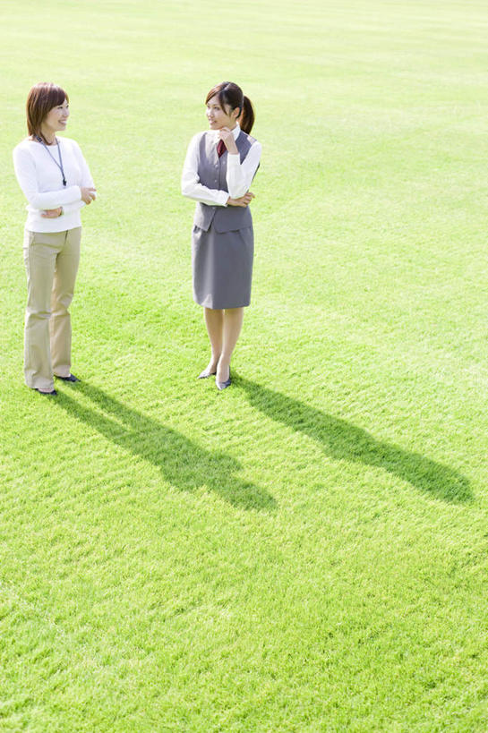 东方人,两个人,伙伴,朋友,足球场,站,举,笑,双手交叉,微笑,露齿笑,竖图,俯视,室外,白天,旅游,度假,友谊,草地,草坪,植物,亚洲,撑,阴影,光线,影子,球网,托腮,黄种人,娱乐,相视,草,绿色,阳光,托,站着,享受,休闲,面对面,放松,对视,双手抱胸,托下巴,相对,绿茵场,相看,友情,年轻女性,女人,女性,亚洲人,举起,举手,举着,向上举,向上伸,向上托,站立,彩图,高角度拍摄,全身,足球比赛场地