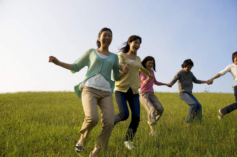 东方人,伙伴,朋友,跑,握手,横图,室外,白天,仰视,旅游,度假,友谊,草地,草坪,植物,亚洲,五个人,许多人,黄种人,娱乐,草,蓝色,绿色,蓝天,天空,天,一群人,享受,休闲,放松,晴朗,万里无云,友情,男人,男性,年轻男性,年轻女性,女人,女性,亚洲人,晴空,晴空万里,搀手,拉手,跑步,手搀手,手拉手,手牵手,手握手,半身,彩图,低角度拍摄