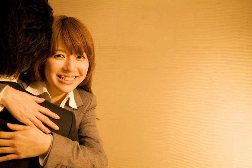 东方人,背部,家庭,夫妻,站,抱,笑,微笑,露齿笑,横图,室内,白天,正面,爱情,亚洲,墙,浪漫,注视,黄种人,墙壁,墙面,观察,看,站着,温暖,温馨,一家人,恩爱,恋人,抱着,观看,和睦,察看,搂着,关注,男人,男性,年轻男性,年轻女性,女人,女性,亚洲人,年轻人,夫妇,情侣,怀抱,搂,搂抱,相抱,拥抱,站立,半身,彩图,伴侣,融洽