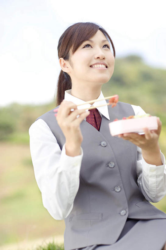 盒饭,东方人,一个人,商务人士,商务女性,坐,笑,微笑,露齿笑,竖图,室内,白天,正面,旅游,度假,美景,树林,植物,筷子,亚洲,仅一个年轻女性,仅一个女性,仅一个人,许多,握,套装,便当,景观,夹,拿,拿着,注视,黄种人,娱乐,树,树木,蓝色,绿色,蓝天,天空,自然,天,观察,看,享受,休闲,景色,便捷,放松,握着,生长,晴朗,成长,观看,察看,便利,关注,自然风光,商务装,工薪阶层,万里无云,快捷,弁当,年轻女性,女人,女性,亚洲人,白领,上班族,晴空,晴空万里,坐着,半身,彩图