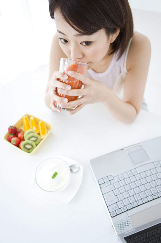 果汁,东方人,一个人,坐,举,竖图,俯视,室内,白天,电脑,笔记本电脑,桌子,草莓,柑橘,浆果,猕猴桃,杯子,水果,亚洲,仅一个年轻女性,仅一个女性,仅一个人,一堆,许多,握,堆叠,堆积,新鲜,网络,生食,食品,冰激凌,果实,清凉,拿,拿着,注视,黄种人,通讯设备,玻璃制品,食物,水杯,冷饮,观察,看,托,舒服,冰淇淋,握着,有机食品,绿色食品,观看,堆,解暑,察看,无线,关注,解渴,通信设备,无线网络,雪糕,无线上网,便携式电脑,舒爽,冰糕,消暑,手提电脑,年轻女性,女人,女性,亚洲人,玻璃杯,洋莓,水果皇后,奇异果,猕猴梨,橘子,桔子,红莓,地莓,橙子,橙,举起,举手,举着,向上举,向上伸,向上托,坐着,半身,彩图,高角度拍摄