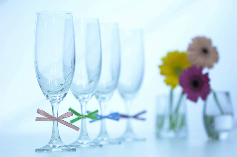 无人,横图,俯视,室内,特写,白天,植物,桌子,杯子,三朵,朦胧,模糊,装饰,盛开,高脚杯,非洲菊,红酒杯,玻璃制品,花,花瓣,花朵,花卉,鲜花,蝴蝶结,酒杯,花蕊,菊花,华丽,修饰,点缀,扶郎花,灯盏花,千日菊,衬托,美观,雅致,雅观,玻璃杯,彩图,高角度拍摄