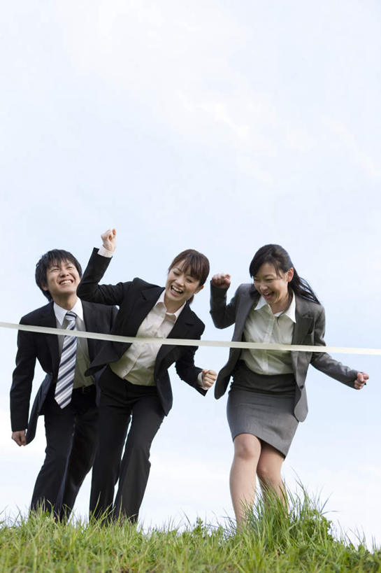 东方人,三个人,商务人士,商务男性,商务女性,跑,举,笑,微笑,露齿笑,竖图,室外,白天,仰视,衬衫,锻炼,旅游,度假,运动,草地,草坪,植物,亚洲,套装,注视,黄种人,娱乐,草,蓝色,绿色,蓝天,天空,绳子,天,观察,看,托,享受,休闲,放松,晴朗,观看,绳索,察看,关注,商务装,工薪阶层,万里无云,体育,男人,男性,年轻男性,年轻女性,女人,女性,亚洲人,白领,上班族,晴空,晴空万里,举起,举手,举着,跑步,向上举,向上伸,向上托,彩图,低角度拍摄,全身,衬衣,健身