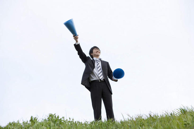 东方人,一个人,商务人士,商务男性,站,举,笑,微笑,露齿笑,横图,室外,白天,仰视,衬衫,旅游,度假,草地,草坪,植物,亚洲,仅一个男性,仅一个人,套装,圆锥,注视,黄种人,娱乐,草,仅一个年轻男性,蓝色,绿色,蓝天,天空,天,观察,看,托,站着,享受,休闲,放松,晴朗,观看,察看,关注,商务装,工薪阶层,万里无云,男人,男性,年轻男性,亚洲人,白领,上班族,晴空,晴空万里,举起,举手,举着,向上举,向上伸,向上托,站立,彩图,低角度拍摄,全身,衬衣