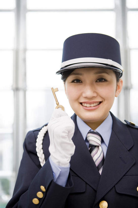 东方人,一个人,站,举,笑,微笑,露齿笑,竖图,室内,白天,正面,安全,窗户,落地窗,亚洲,仅一个年轻女性,仅一个女性,仅一个人,握,防护,领带,钥匙,拿,拿着,注视,黄种人,玻璃窗,观察,看,托,站着,握着,观看,保护,察看,开启,象征,庄重,封闭,关注,保险,身份,私密,保全,周全,安稳,安定,防盗,正式,地位,守卫,平安,年轻女性,女人,女性,亚洲人,保安,举起,举手,举着,向上举,向上伸,向上托,站立,半身,彩图