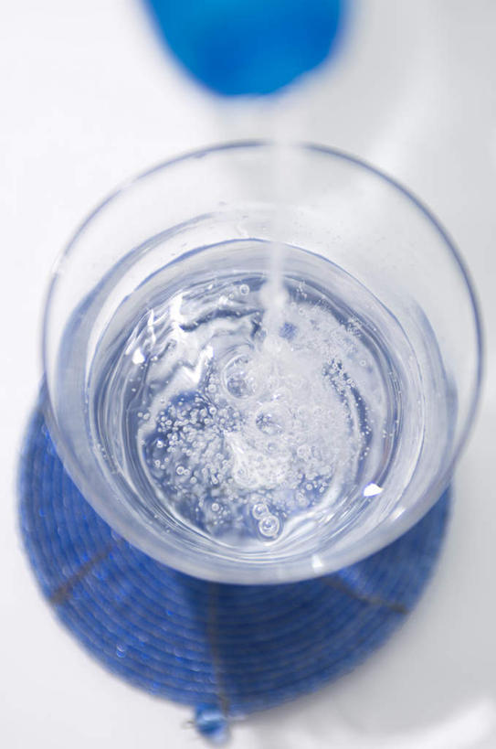 无人,竖图,俯视,室内,白天,白色背景,水,桌子,杯子,倒,阴影,波纹,飞溅,溅,反射,液体,影子,水滴,玻璃制品,水壶,水珠,水纹,水杯,垫子,波浪,摄影,流动,影棚,倾注,喷洒,玻璃杯,彩图,高角度拍摄,影棚拍摄,拍摄