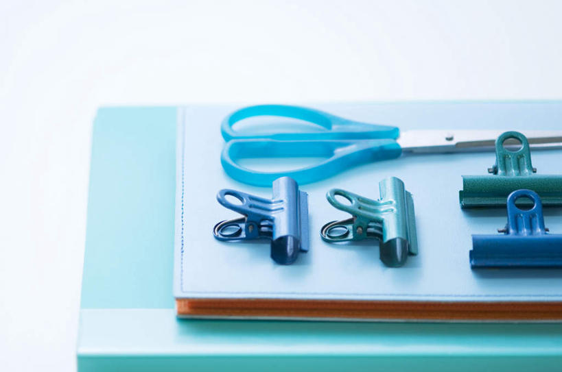无人,横图,俯视,室内,特写,白天,静物,一把,一排,修剪,不锈钢,整齐,不锈钢制品,工具,剪刀,记事本,排列,蓝色,本子,笔记本,夹子,摄影,影棚,裁剪,剪子,剪裁,切割,队列,彩图,高角度拍摄,影棚拍摄,拍摄