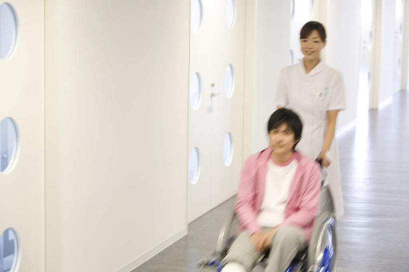 东方人,两个人,病人,护士,医院,站,坐,推,横图,室内,白天,正面,工作服,制服,石膏,亚洲,朦胧,模糊,工具,走道,走廊,过道,注视,黄种人,粉色,黑色,轮椅,复健,观察,看,站着,康复,器械,观看,察看,医疗设备,白衣天使,关注,医疗器械,医疗工具,医疗机构,辅助设备,工作制服,男人,男性,年轻男性,年轻女性,女人,女性,亚洲人,长发,患者,就医者,创可贴,熟石膏,站立,坐着,半身,彩图,工作套服,病院,诊所,护创胶布