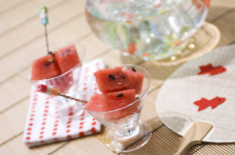 无人,横图,俯视,室内,特写,白天,西瓜,杯子,水果,一把,阴影,堆叠,新鲜,光线,扇子,影子,生食,食品,果实,清凉,切块,凉爽,文化,玻璃制品,食物,阳光,瓶子,水杯,塑料制品,塑料瓶,有机食品,绿色食品,堆,草席,玻璃杯,寒瓜,彩图,高角度拍摄,传统文化