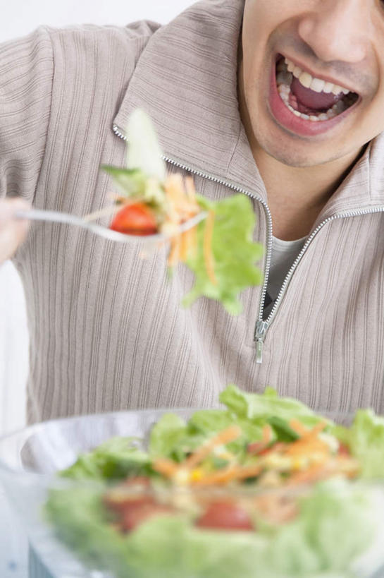 东方人,一个人,坐,竖图,室内,特写,白天,正面,蔬菜,玻璃,亚洲,仅一个男性,仅一个人,一把,一堆,许多,服装,朦胧,模糊,新鲜,盆子,叉,生食,蔬菜沙拉,沙拉,食品,拿,拿着,休闲装,黄种人,色拉,沙律,玻璃制品,食物,仅一个年轻男性,一个,衣服,张嘴,休闲,休闲服,服饰,有机食品,绿色食品,单个,色拉酱,堆,一盆,千岛酱,张大嘴巴,男人,男性,年轻男性,亚洲人,张开嘴,坐着,半身,彩图