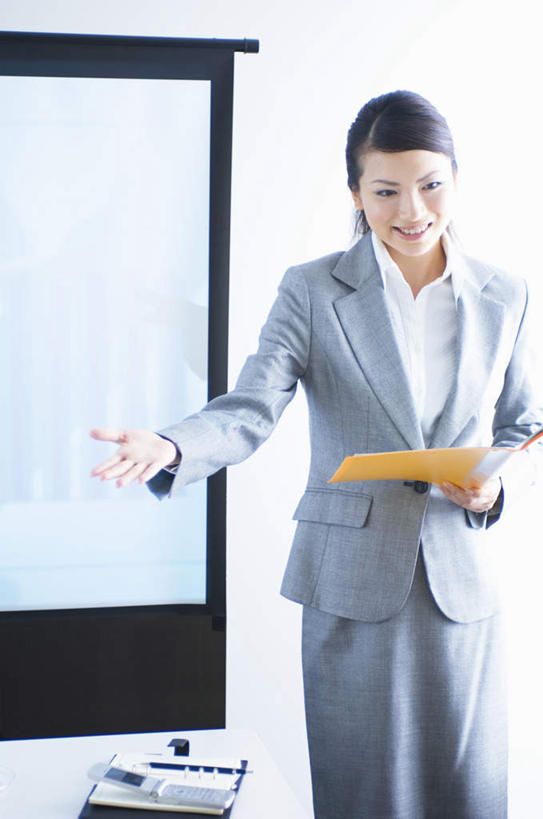 东方人,一个人,商务人士,商务女性,会议室,站,笑,打电话,微笑,露齿笑,竖图,室内,白天,正面,显示器,电话,手机,亚洲,仅一个年轻女性,仅一个女性,仅一个人,一本,套装,材料,档案,屏幕,文件,记事本,拿,拿着,注视,黄种人,通讯设备,显示屏,本子,笔记本,资料,观察,看,手势,站着,观看,察看,关注,文档,商务装,邀请,工薪阶层,输出设备,一部,交流,年轻女性,女人,女性,亚洲人,白领,上班族,沟通,通话,站立,半身,彩图