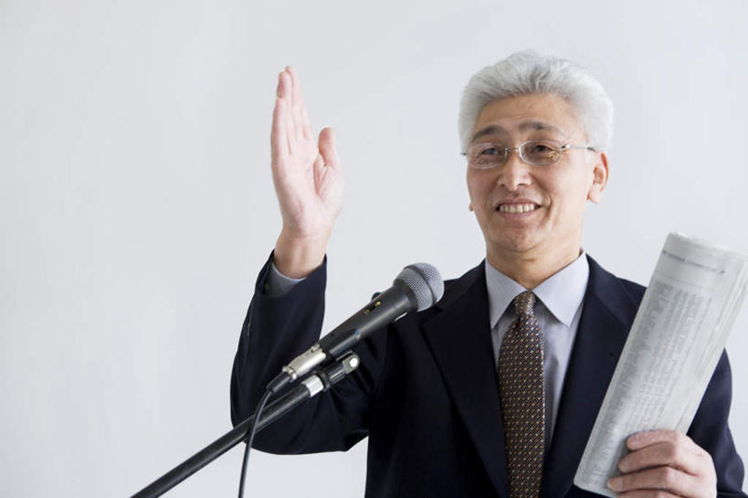 东方人,一个人,商务人士,商务男性,站,笑,微笑,露齿笑,横图,室内,白天,正面,衬衫,亚洲,仅一个男性,仅一个人,套装,拿,拿着,注视,黄种人,话筒,观察,看,演讲,站着,仅一个老年男性,观看,察看,麦克风,关注,扩音器,商务装,演讲稿,传声器,工薪阶层,微音器,老年男性,男人,男性,亚洲人,白领,上班族,站立,半身,彩图,衬衣