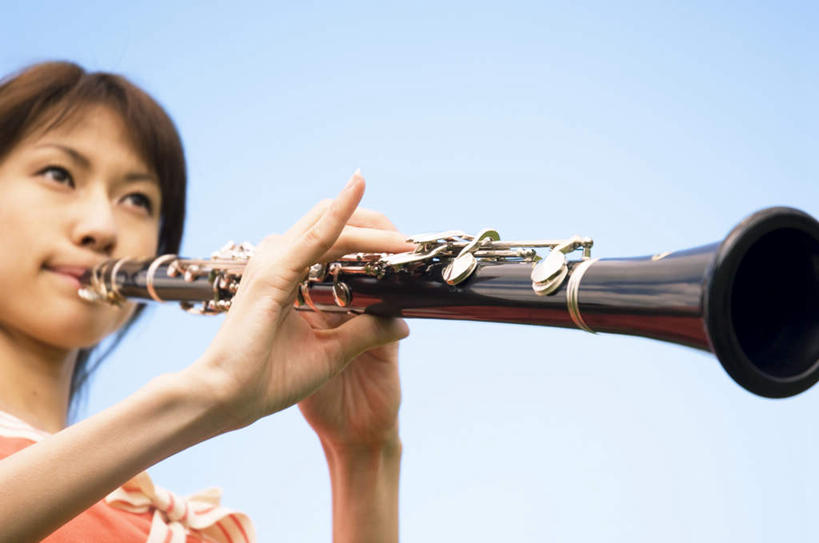 东方人,一个人,站,横图,室外,特写,白天,仰视,亚洲,仅一个年轻女性,仅一个女性,仅一个人,服装,云,云朵,单簧管,黑管,乐器,木管乐器,吹奏,拿,云彩,拿着,注视,休闲装,黄种人,衣服,蓝色,白云,蓝天,天空,天,吹,观察,看,站着,休闲,休闲服,服饰,晴朗,观看,察看,木管,关注,克拉管,乌木棒,认真,年轻女性,女人,女性,亚洲人,晴空,站立,半身,彩图,低角度拍摄