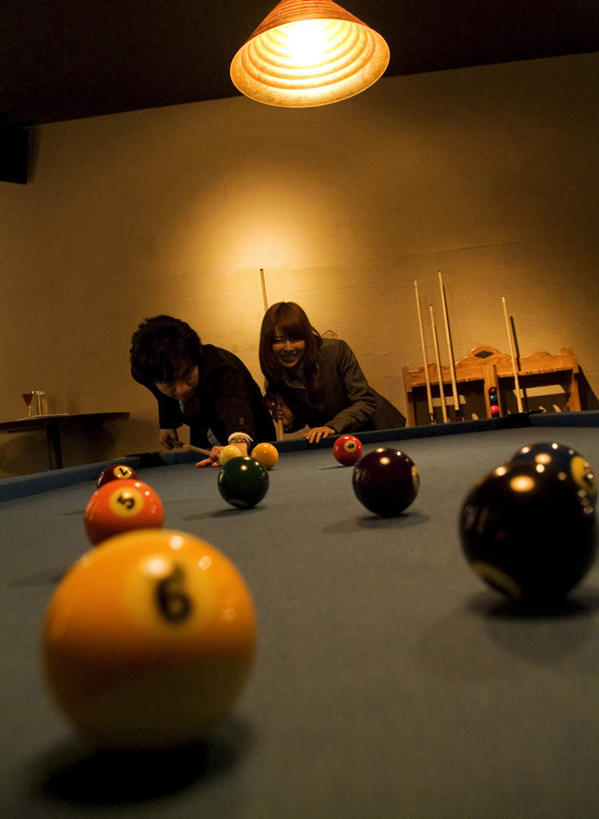 东方人,两个人,同事,商务人士,商务男性,商务女性,站,竖图,室内,夜晚,正面,衬衫,爱情,成功,合作,团队,集体,信心,台球,照明,亚洲,许多,弯腰,撞球,套装,球杆,灯光,五根,浪漫,注视,黄种人,运动器械,队伍,吊灯,彩球,灯,黄色,红色,黑色,灯具,观察,看,趴着,站着,温暖,温馨,健身器械,恩爱,恋人,观看,照亮,和睦,察看,台球桌,领导,照明设备,成就,关注,商务装,健身器材,合伙,领袖,斯诺克,工薪阶层,桌球室,弯身,斯诺克球,斯诺克台球,桌球,男人,男性,年轻男性,年轻女性,女人,女性,亚洲人,情侣,白领,上班族,趴,站立,半身,彩图,衬衣,伴侣,融洽,运动器材