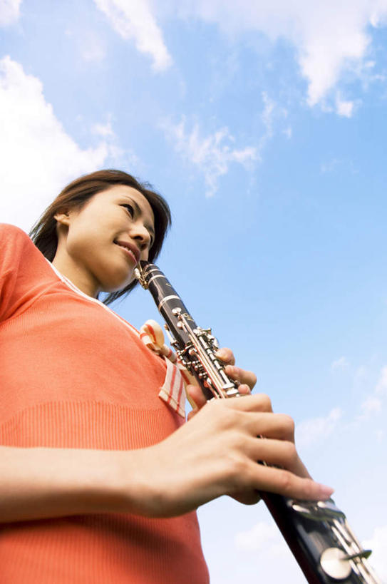 东方人,一个人,站,竖图,室外,白天,仰视,亚洲,仅一个年轻女性,仅一个女性,仅一个人,服装,单簧管,黑管,乐器,木管乐器,吹奏,拿,拿着,注视,休闲装,黄种人,衣服,蓝色,蓝天,天空,天,吹,观察,看,站着,休闲,休闲服,橙色,服饰,晴朗,观看,察看,木管,关注,万里无云,克拉管,乌木棒,年轻女性,女人,女性,亚洲人,晴空,晴空万里,站立,半身,彩图,低角度拍摄