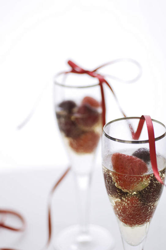 无人,竖图,俯视,室内,特写,白天,草莓,浆果,蓝莓,杯子,水果,一根,许多,新鲜,高脚杯,丝绸,生食,食品,果实,玻璃制品,食物,红色,紫色,酒杯,有机食品,绿色食品,香槟杯,玻璃杯,洋莓,水果皇后,山都柿,蓝浆果,蓝靛果,红莓,地莓,彩图,高角度拍摄