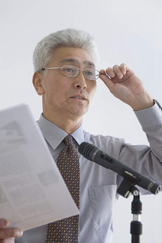 东方人,眼睛,一个人,商务人士,商务男性,站,竖图,室内,白天,仰视,衬衫,亚洲,仅一个男性,仅一个人,许多,戴,套装,材料,档案,文件,拿,拿着,注视,黄种人,一个,话筒,资料,观察,看,站着,仅一个老年男性,单个,观看,察看,麦克风,关注,扩音器,文档,商务装,演讲稿,传声器,工薪阶层,微音器,老年男性,男人,男性,亚洲人,白领,上班族,站立,半身,彩图,低角度拍摄,衬衣