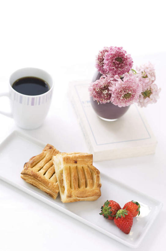 点心,咖啡,无人,竖图,俯视,室内,特写,白天,幸福,康乃馨,草莓,浆果,杯子,书籍,水果,两块,一本,许多,新鲜,盛开,瓷器,生食,油炸食品,食品,甜点,甜品,果实,咖啡杯,陶瓷制品,花蕾,三颗,娱乐,花,花瓣,花朵,鲜花,食物,糕点,饮料,粉色,红色,甜食,花苞,花蕊,享受,休闲,温馨,放松,乐趣,有机食品,绿色食品,提神,舒适,瓷杯,醒脑,软饮料,苹果奶酥卷,麝香石竹,石竹,香石竹,书,图书,洋莓,水果皇后,红莓,地莓,彩图,高角度拍摄