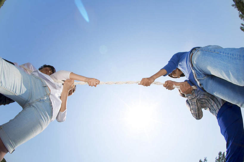 东方人,四个人,伙伴,朋友,站,拉,横图,室外,白天,仰视,锻炼,快乐,友谊,比赛,运动,竞争,拔河,亚洲,服装,注视,休闲装,黄种人,娱乐,衣服,蓝色,蓝天,天空,绳子,天,观察,看,站着,休闲,休闲服,服饰,晴朗,观看,绳索,察看,体育运动,关注,万里无云,体育,友情,男人,男性,年轻男性,年轻女性,女人,女性,亚洲人,晴空,晴空万里,站立,半身,彩图,低角度拍摄,健身