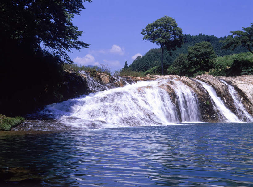 无人,横图,室外,白天,正面,旅游,度假,美景,瀑布,树林,水,植物,爱知县,日本,亚洲,波纹,飞溅,溅,液体,景观,水滴,水面,云,云朵,涟漪,云彩,娱乐,水珠,树,树木,蓝色,绿色,白云,蓝天,水纹,天空,自然,波浪,天,享受,休闲,景色,放松,生长,晴朗,成长,喷洒,自然风光,东亚,本州,本州岛,日本国,中部地方,水晕,爱知,跌水,晴空,彩图